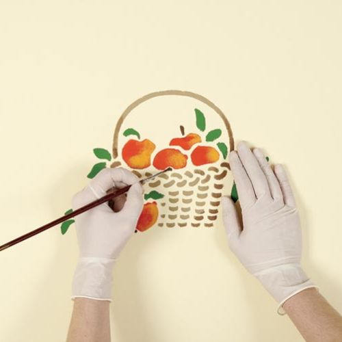 Na końcu cieniujemy wzór pędzelkiem.