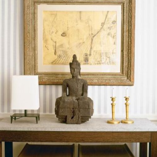 Na konsoli stoi wschodnia figurka. Spotkanie Wschodu z Zachodem