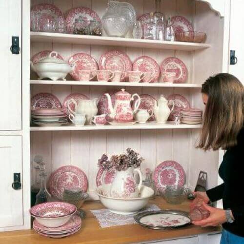 Na kredensie stoi kolekcja porcelany.