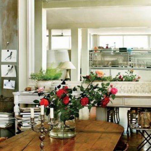 Na krzesłach niczym na półkach piętrzą się książki o sztuce.