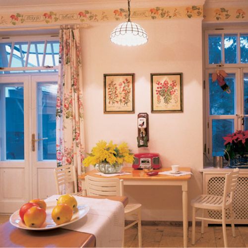 Na kwiatowym ornamencie pod sufitem wymalowane są imiona domowników.