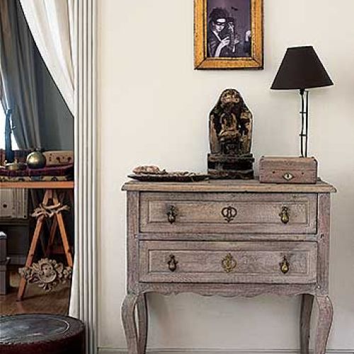 Na małej komodzie znalazło się miejsce na dekoracyjne drobiazgi.