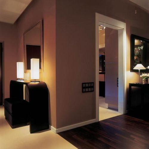 Na nowoczesnej konsoli stoją dwie lampy.