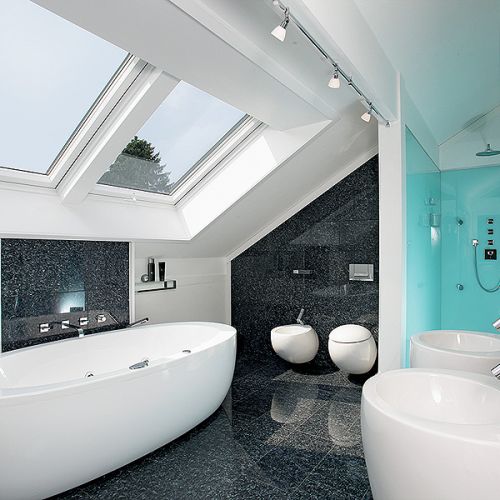 Na oknie przy wannie będzie zbierała się woda, dlatego powinno mieć wentylację, ROTO