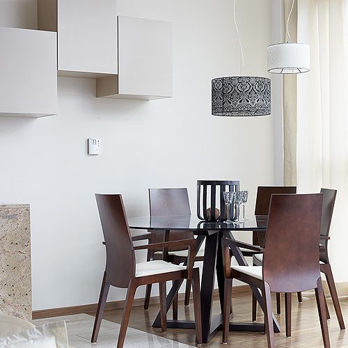 Na pierwszy rzut oka – klasyka w nobliwych brązach. Ale gdy lepiej się przyjrzeć – jest i subtelna ekstrawagancja,