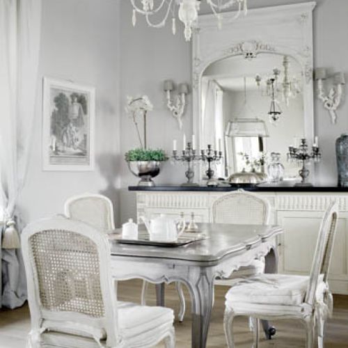 Na pierwszy rzut oka wszystko tonie w bieli, która po chwili okazuje się barwą gołębią, perłoworóżową, złocistą, srebrną.