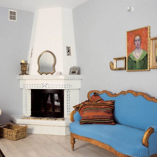 Na piętrze na podłogach podziwiać można szerokie modrzewiowe dechy. Zaolejowane na biało wyglądają rewelacyjnie i