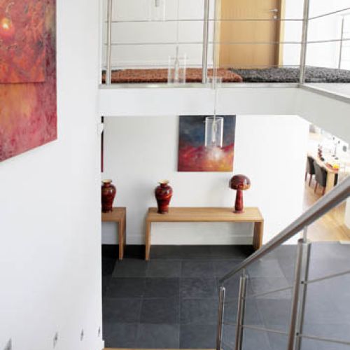 Na piętrze znajdują się m.in.: pokoje dla trójki dzieci (każde ma własną łazienkę), dodatkowy taras na górze (zacisze dla