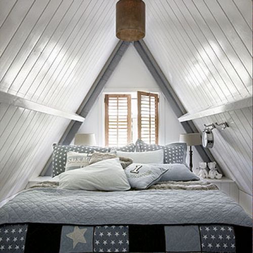 Na poddaszu, które kształtem przypomina namiot, wiekowe kufry, jakby przywiezione z egzotycznej wyprawy.