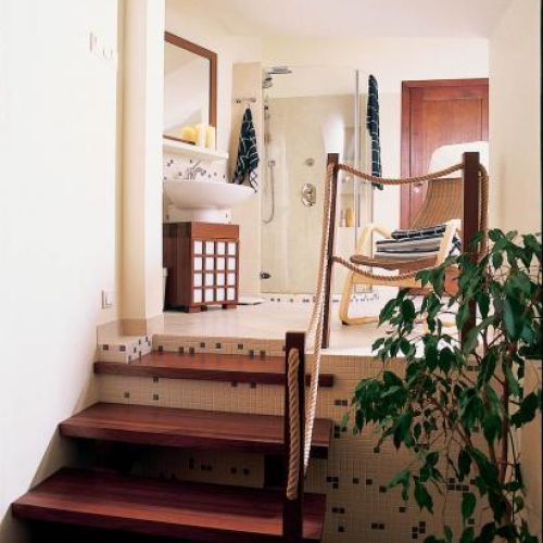 Na podest przowadzą drewniane schodki zabezpieczone linową poręczą.