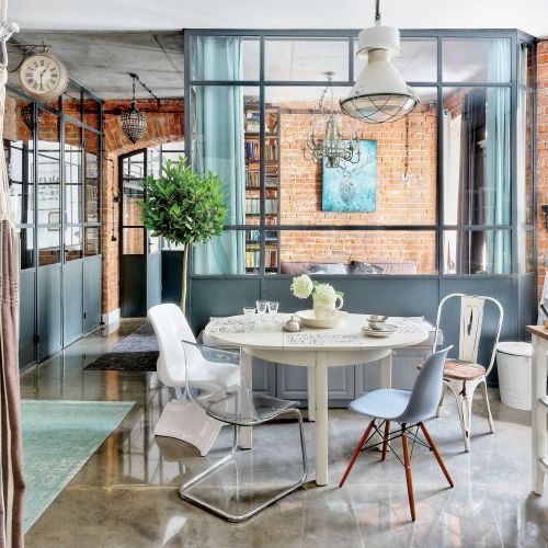 Na podłodze bezbarwna wylewka żywiczna.