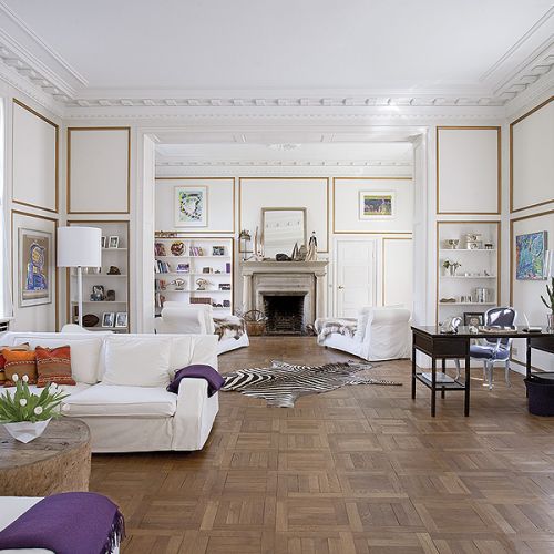 Na podłodze dębowy parkiet. Pałacowe wnętrze po skandynawsku