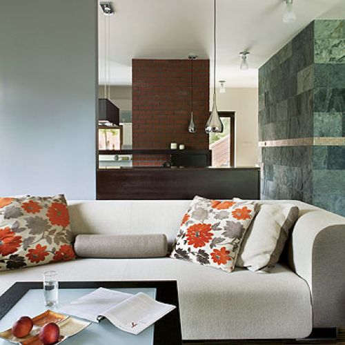 Na podłodze lakierowany dębowy parkiet przemysłowy.