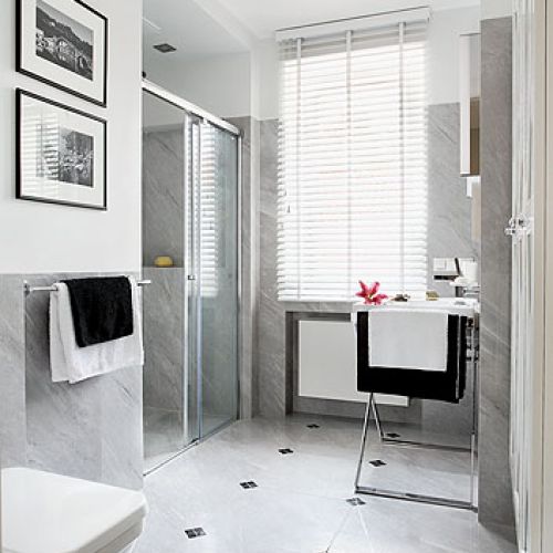 Na podłodze płytki La Faenza, które przycieto tak, by wstawić czarne kostki.