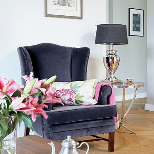 Na podłodze polski parkiet we francuską jodełke.