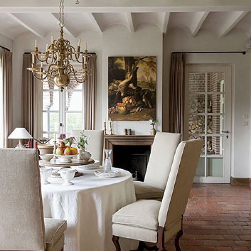 Na podłodze stara, francuska terakota po renowacji.