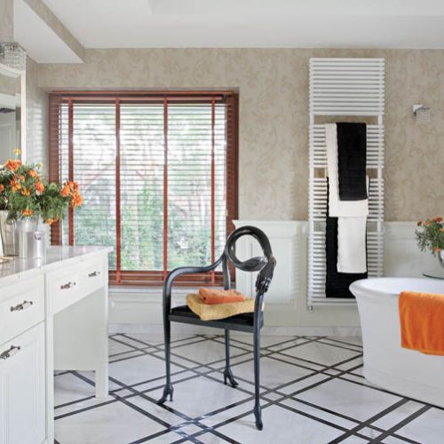 Na podłodze w łazience zastosowano trawertyn - to bardzo miękki kamień, który szybko się wyciera.