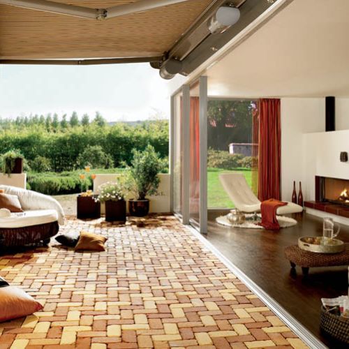 Na posadzce bruk klinkierowy Bastei. Cena - 83 centy za jedną kostkę. CRH KLINKIER