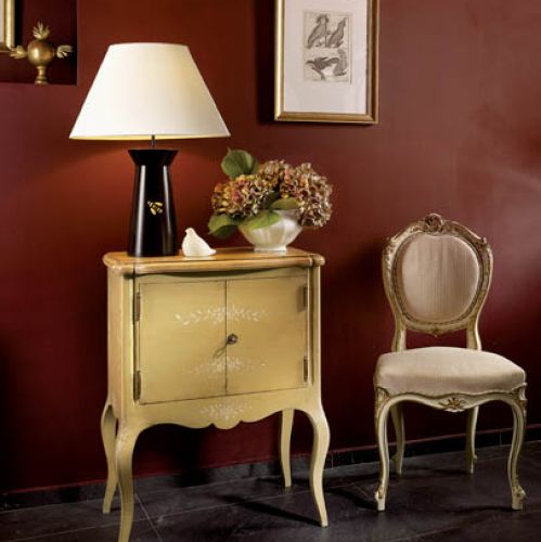 Na ręcznie malowanej szafce można postawić wlasnoręcznie ozdobioną lampę. ART AT HOME