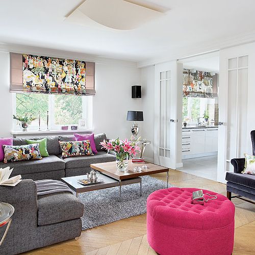 Na rolety Marzena wybrała tkaniny marki Manuel Canovas, a lniane zasłony w salonie to Colefax Flower, różowy puf