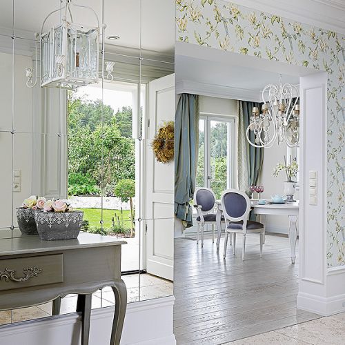 Na ścianach francuskie kolory, jasne z przewagą gołębich szarości, z Francji przyjechała też większość mebli