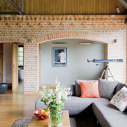 Na ścianach wiszą obrazy Jerzego Nowosielskiego.