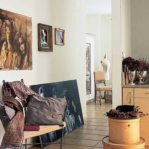 Na ścianach wiszą obrazy namalowane przez córkę Joli.