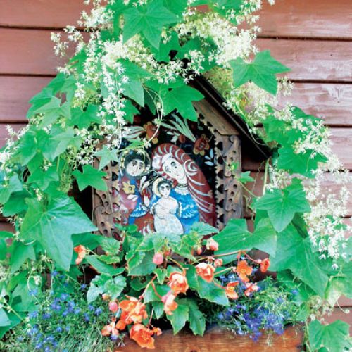 Na ścianie domu jest kapliczka, oczywiście na szkle malowana i cała w kwiatach. Wisi tak już 30 może 40