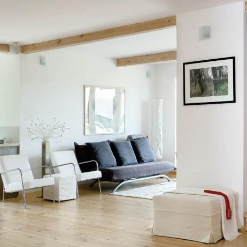 Na ścianie fotografie drzew autorstwa Jerzego Malinowskiego.