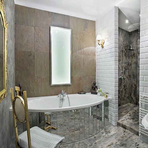 Na ścianie łupek, kafle z Leroy Merlin i dekoracje pałacowe .