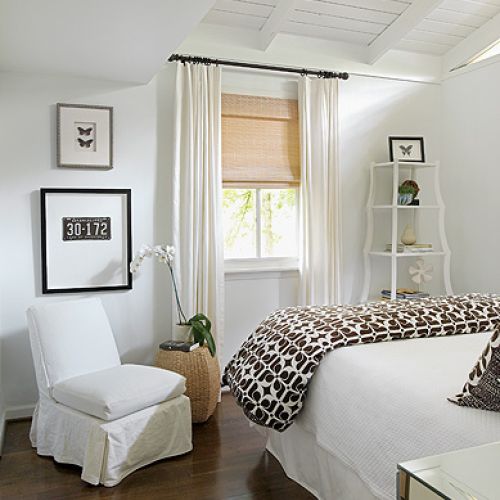 Na ścianie, oprawiona tablica rejestracyjna.