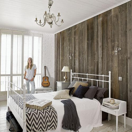 Na ścianie w sypialni stare deski z rozbiórki stodoły.