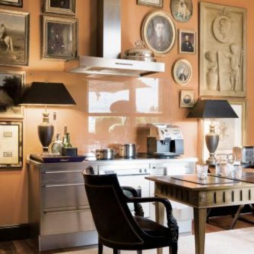 Na ścianie wisi mnustwo obrazów. Apartament pełen smaków