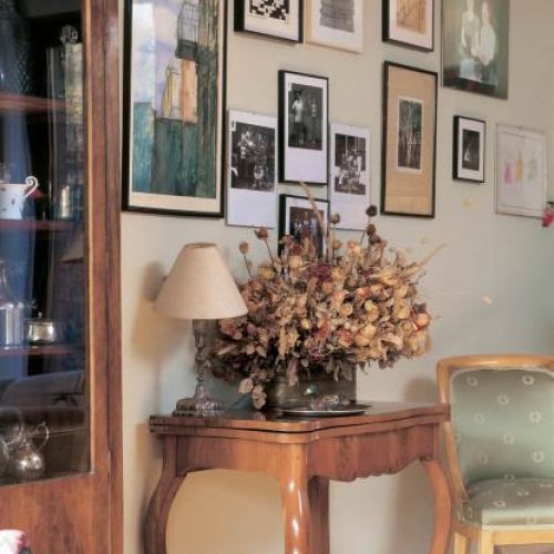 Na ścianie wiszą pamiątkowe fotografie.