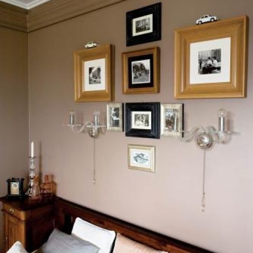 Na ścianie wiszą ramki z czarno-białymi fotografiami, na szafce nie zabrakło ozdobnych drobiazgów.