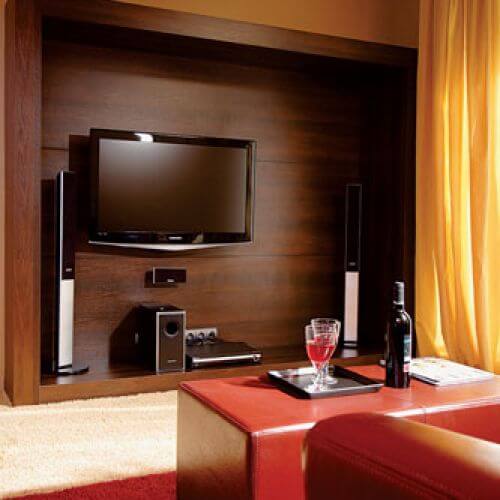 Na sprzęt rtv zrobiono drewnianą ramę.