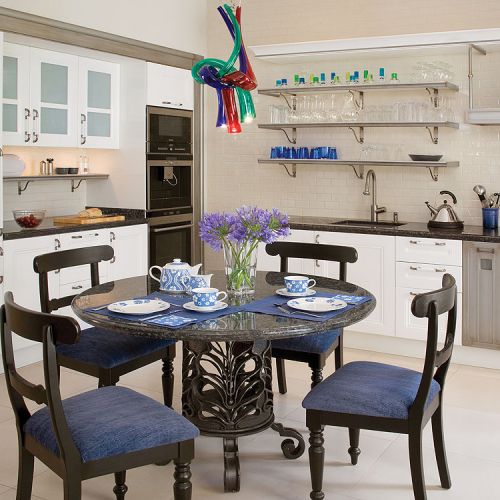 Na stole porcelana z motywem bławatków od Villeroy Boch.