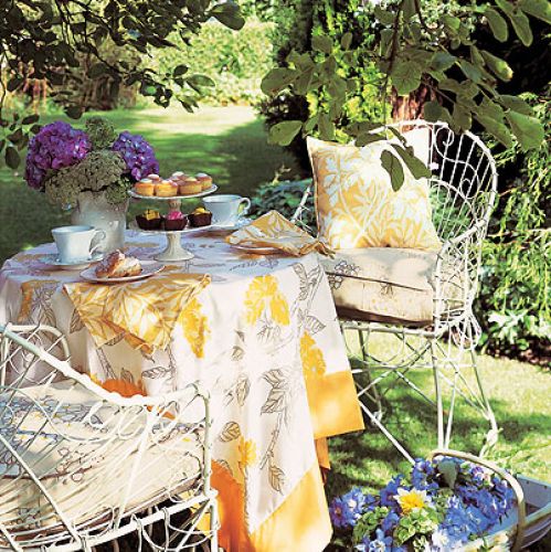 Na stole tkanina marki Villa Nova, kosztuje 300 zł. DECODORE