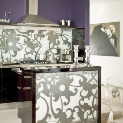 Na szklanym froncie wyspy wycięto laserem renesansowy wzór.