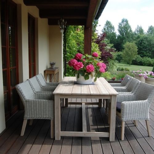 Na tarasie lub w ogrodzie można urządzić i salon, i jadalnię. Myli się ten, kto myśli, że będzie mniej wygodnie niż w domu.