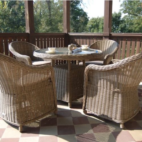 Na tarasie lub w ogrodzie można urządzić i salon, i jadalnię. Myli się ten, kto myśli, że będzie mniej wygodnie niż w domu.