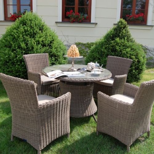 Na tarasie lub w ogrodzie można urządzić i salon, i jadalnię. Myli się ten, kto myśli, że będzie mniej wygodnie niż w domu.