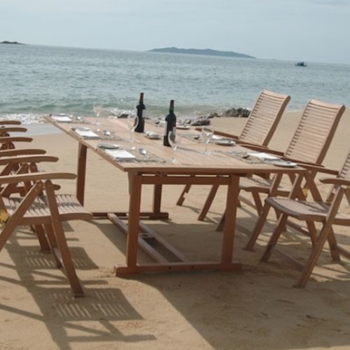 Na tarasie lub w ogrodzie można urządzić i salon, i jadalnię. Myli się ten, kto myśli, że będzie mniej wygodnie niż w domu.