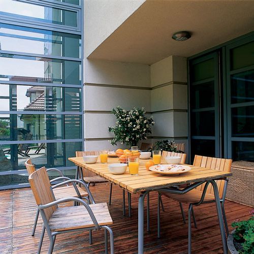 Na tarasie ma swoje miejsce komplet mebli ogrodowych.