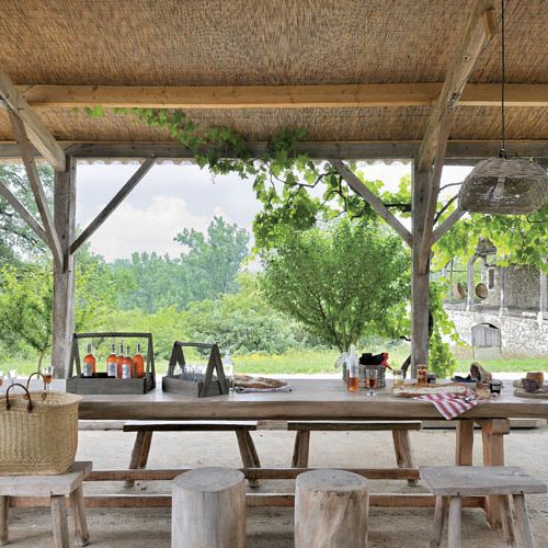 Na tarasie stoi zgrzebny stół. Odmłodzona farma