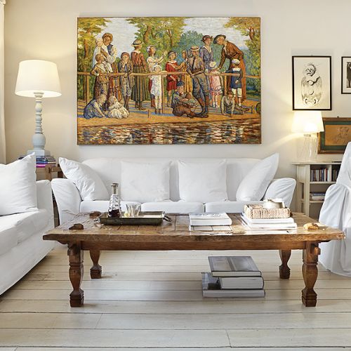 Na tle białych kanap z IKEA kolonialny stolik kupiony kilka lat temu w RED Onion.