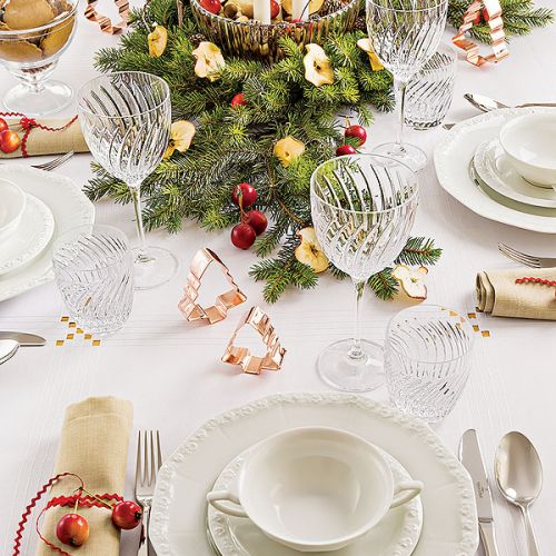 Na tradycyjnym stole Rosenthalowska Biała Maria i kryształowe szkła z huty Julia (szklanki, kieliszki, misa)