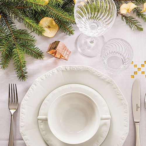 Na tradycyjnym stole Rosenthalowska Biała Maria i kryształowe szkła z huty Julia (szklanki, kieliszki, misa)