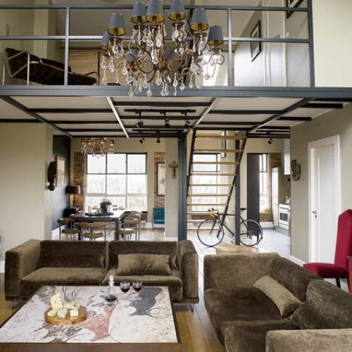 Na wysokim, przestronnym strychu można bylo zrobić antresolę. Stalowa konstrukcja tworzy przemysłowe wrażenie.