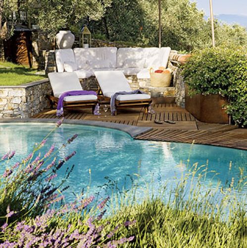 Nad basenem upojnie pachnie lawenda.